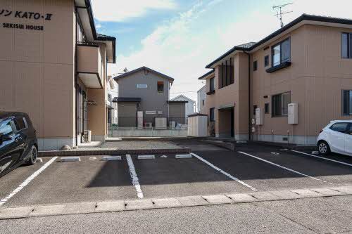 建物外観　駐車場