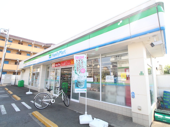コンビニ　ファミリーマート（コンビニ）まで550m