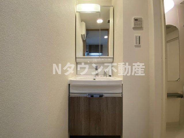 洗面設備　独立洗面台あり、毎朝おしゃれに忙しい女性の方におすすめです