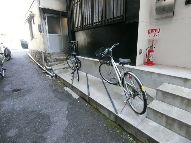 その他共有部分　建物前に駐輪スペースがあります♪