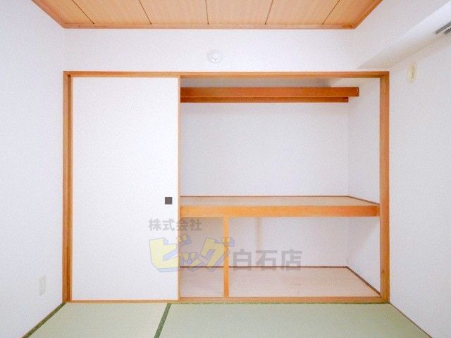 収納　壁一面の特大収納付きです♪