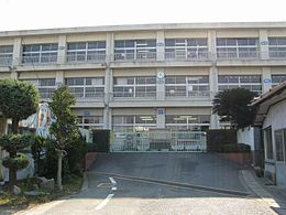 小学校　倉敷市立赤崎小学校（小学校）まで663m