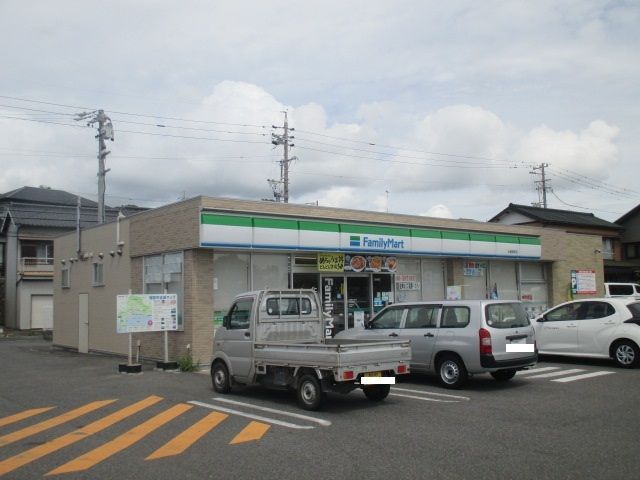 コンビニ　ファミリーマート（コンビニ）まで450m
