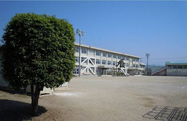 小学校　笛吹市立春日居小学校（小学校）まで700m