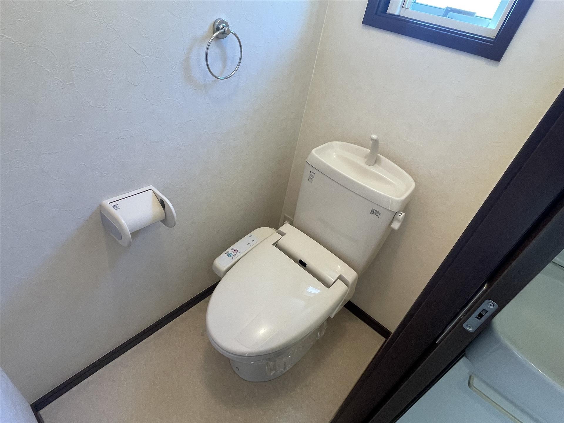 トイレ　温水洗浄便座付きのトイレです