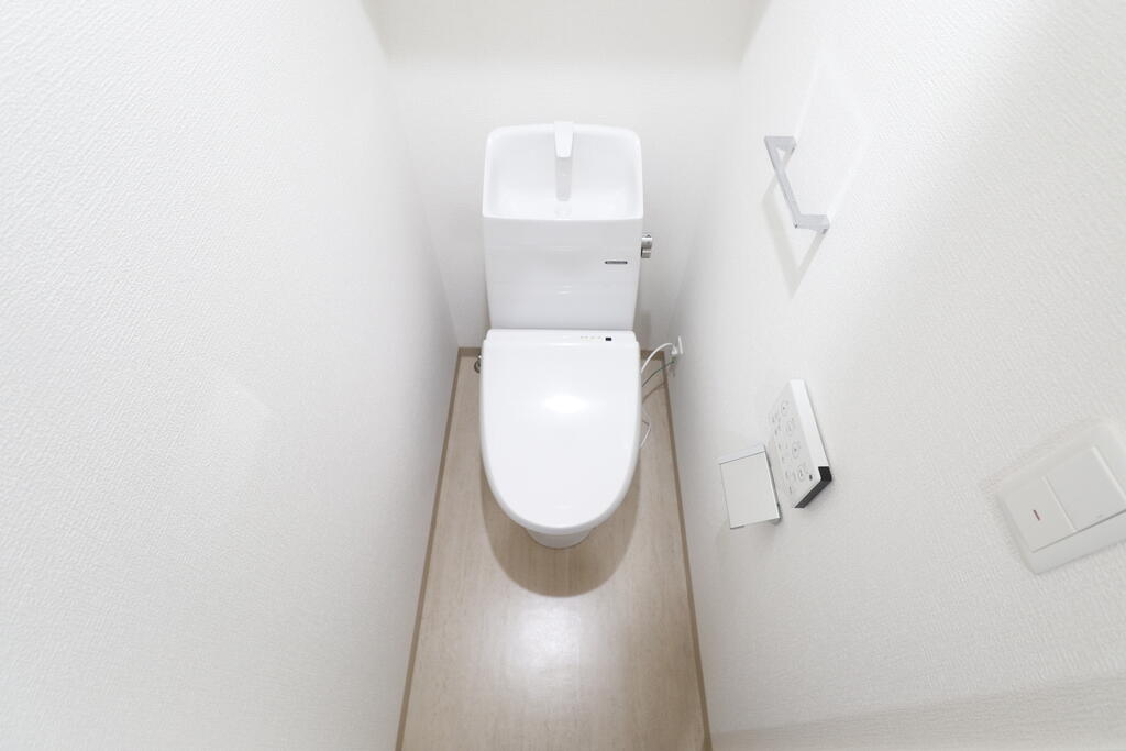 トイレ　温水洗浄便座付きのトイレです♪