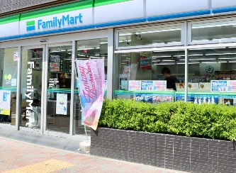 コンビニ　ファミリーマート（コンビニ）まで55m