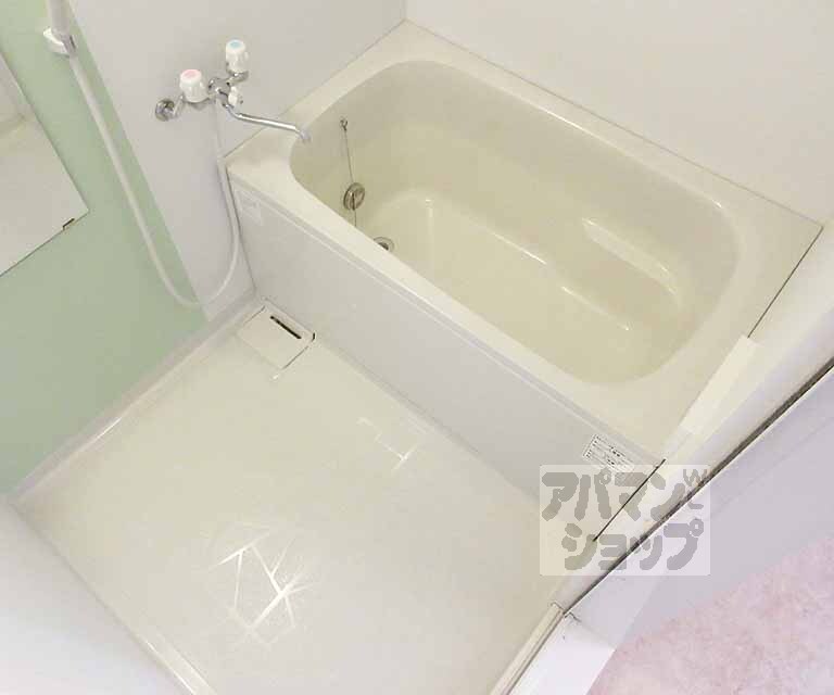 バス・シャワールーム　清潔感のあるお風呂です。