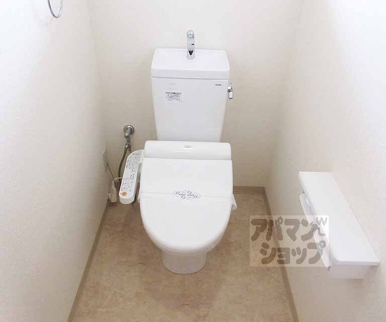 トイレ　ウォシュレット付き。