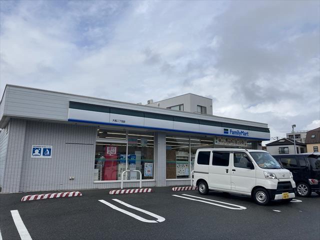 コンビニ　ファミリーマート（コンビニ）まで1093m
