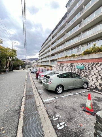 駐車場　駐車場があるので、車を買う予定の方も安心です