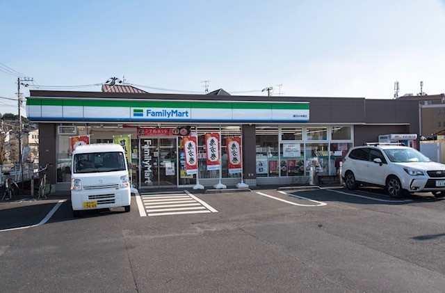 コンビニ　ファミリーマート　鎌田水神橋店（コンビニ）まで592m
