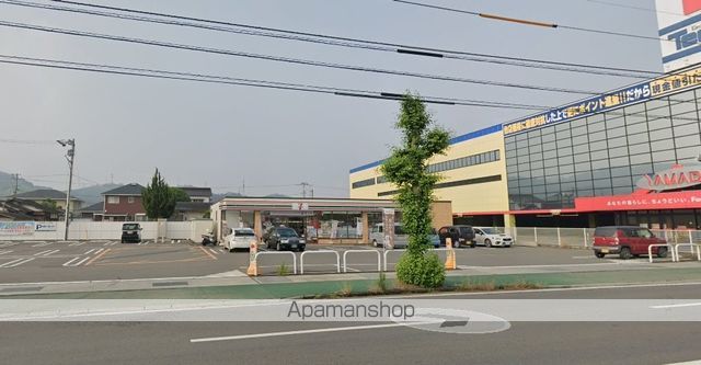 コンビニ　セブンイレブン（コンビニ）まで650m