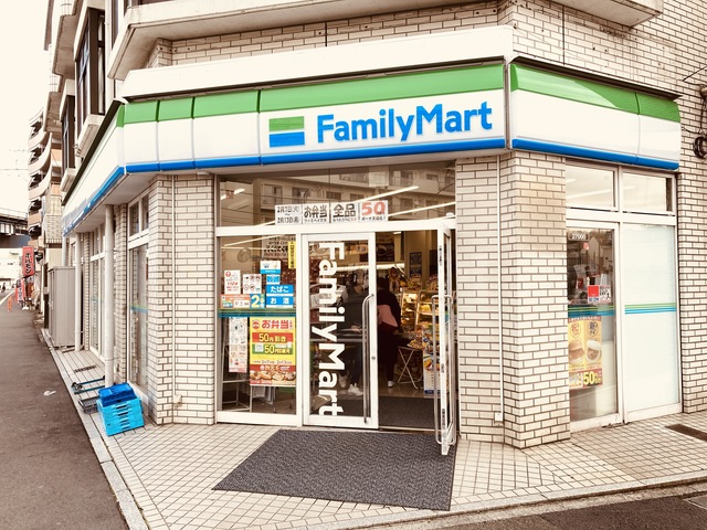 コンビニ　ファミリーマート小浦新杉田店（コンビニ）まで261m