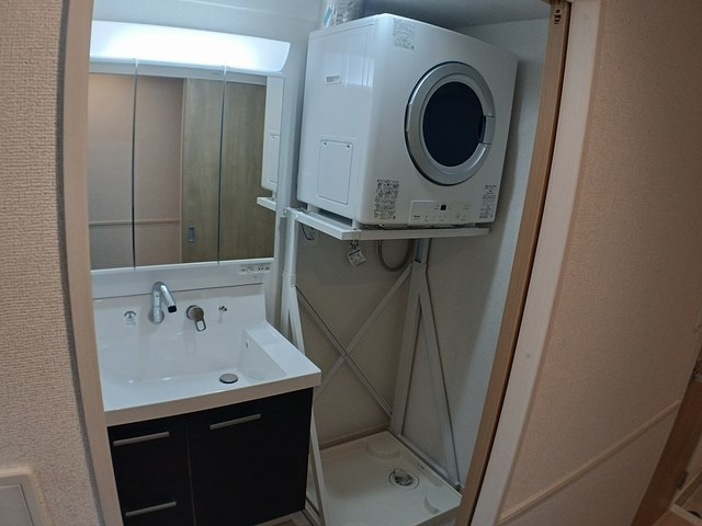 洗面設備　現在建設中の為、同じ施工会社の内装写真を添付しております（イ