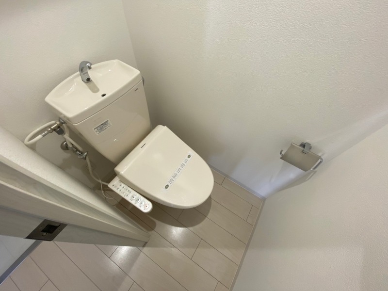 トイレ　こちらはトイレです。清潔感があり、安心して使用できます。