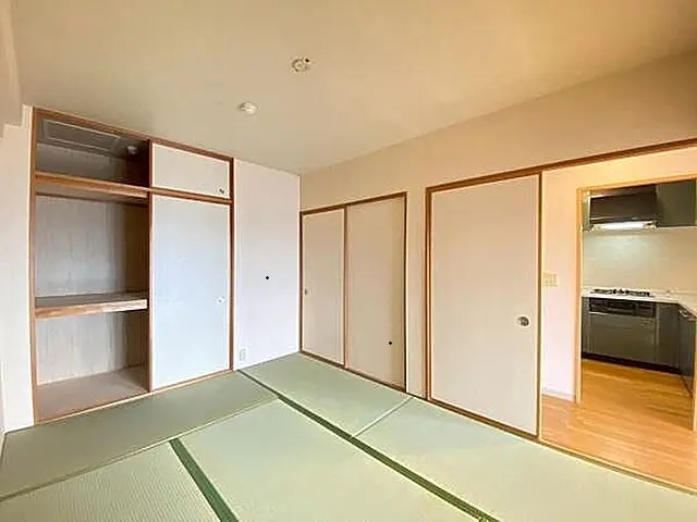 収納　※同建物の別のお部屋の写真です。