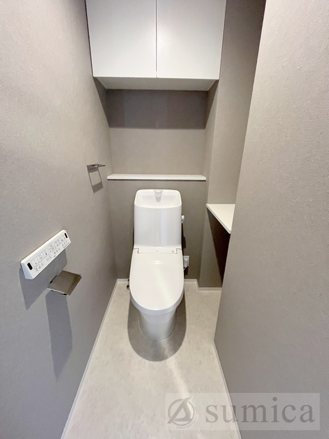 トイレ　人気アイテムの温水洗浄便座。清潔感のあるトイレです。