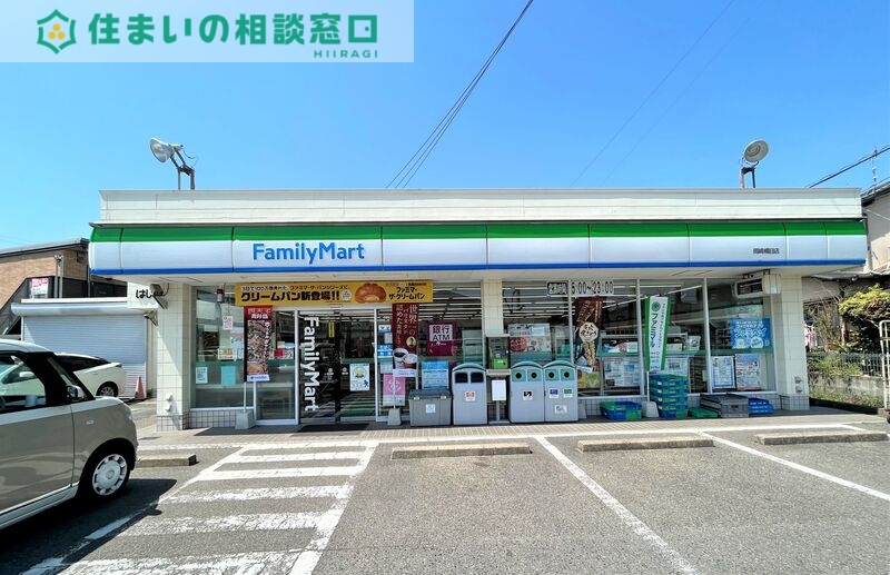 コンビニ　ファミリーマート岡崎橋目店（コンビニ）まで379m