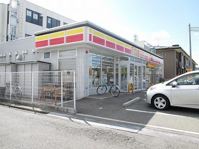 コンビニ　デイリーヤマザキ高田中町店様（コンビニ）まで550m