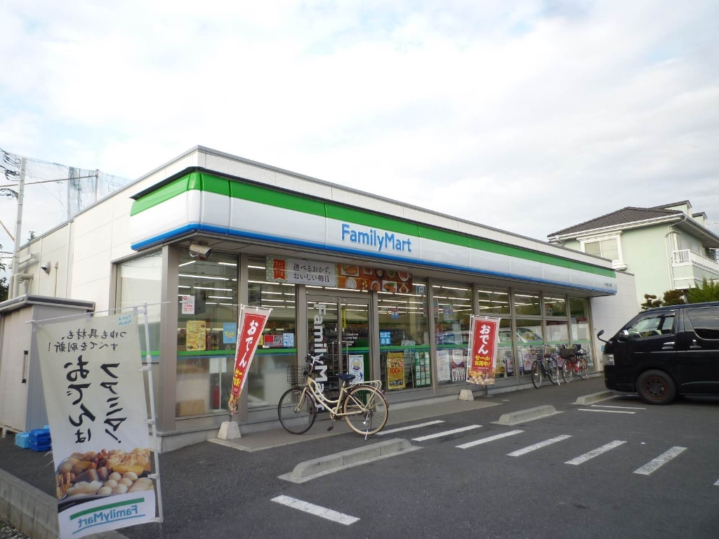 コンビニ　ファミリーマート 六木四丁目店（コンビニ）まで384m
