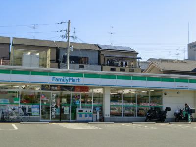 コンビニ　ファミリーマート（コンビニ）まで50m