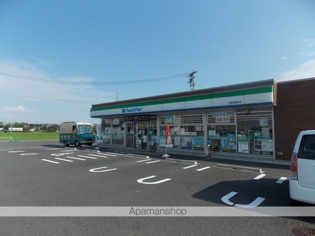 コンビニ　ファミリーマート（コンビニ）まで675m