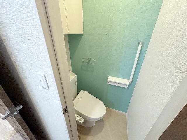 トイレ　落ち着いた色調のトイレです