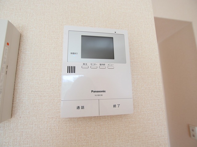 セキュリティ　ＴＶモニタ付ドアホンです。室内から来訪者の顔を確認することが