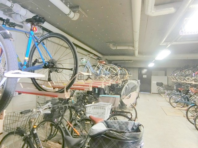 その他共有部分　屋根付きラック式の駐輪場