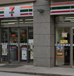 コンビニ　セブンイレブン 鶴見駅東口中央通り店（コンビニ）まで130m