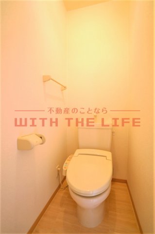トイレ　落ち着いた色調のトイレです