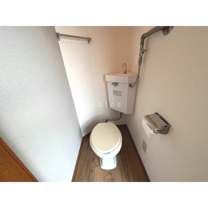 トイレ　広めのつくりになっております！