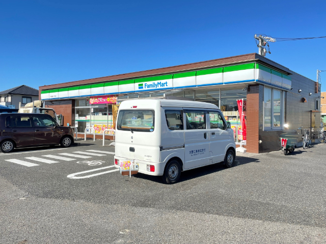 コンビニ　ファミリーマート小牧岩崎一丁目店（コンビニ）まで442m