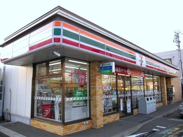 コンビニ　セブンイレブン北広島駅前店（コンビニ）まで918m