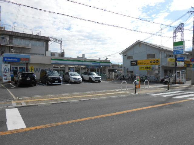 コンビニ　ファミリーマート千代田駅前店（コンビニ）まで166m