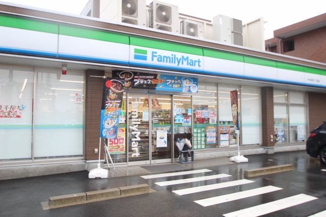 コンビニ　ファミリーマート 中小田井二丁目店（コンビニ）まで307m