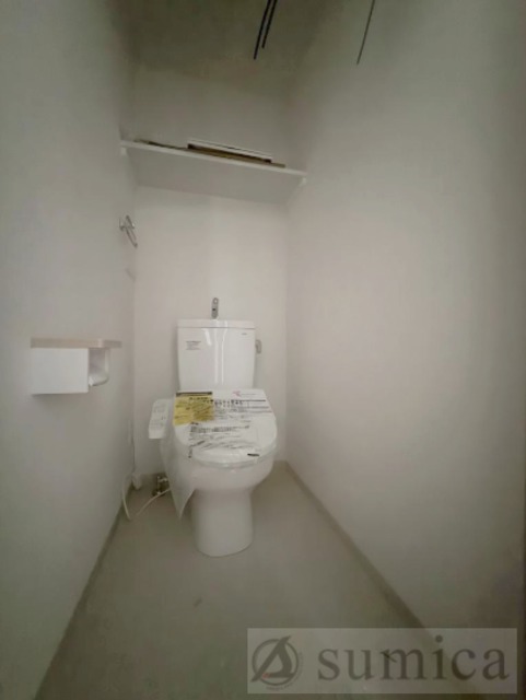 トイレ　人気アイテムの温水洗浄便座。清潔感のあるトイレです。