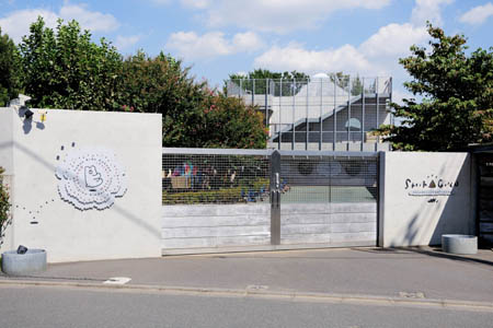 幼稚園・保育園　調布白菊幼稚園（幼稚園・保育園）まで241m
