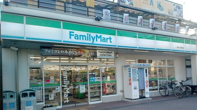 コンビニ　ファミリーマート（コンビニ）まで520m