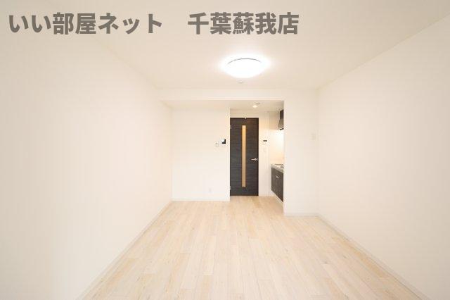 居室・リビング　広くて明るい寝室