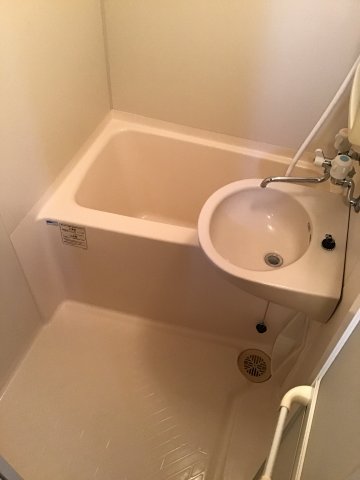 バス・シャワールーム　コンパクトで使いやすいお風呂です