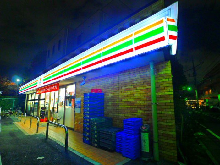 コンビニ　セブンイレブン（コンビニ）まで930m