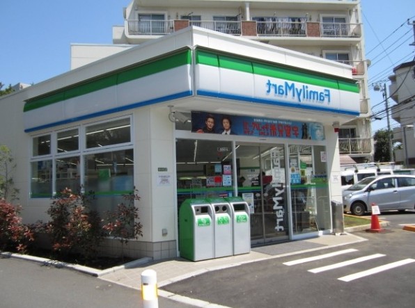 コンビニ　ファミリーマート サンズ経堂駅北店（コンビニ）まで914m
