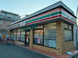 コンビニ　セブンイレブン足立亀田小前店（コンビニ）まで72m
