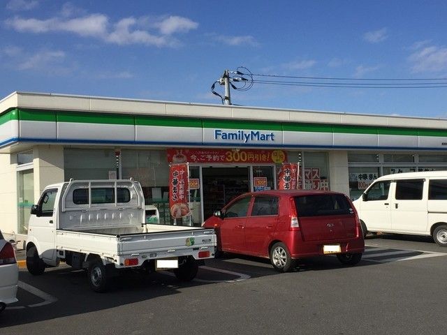 コンビニ　ファミリーマート（コンビニ）まで750m