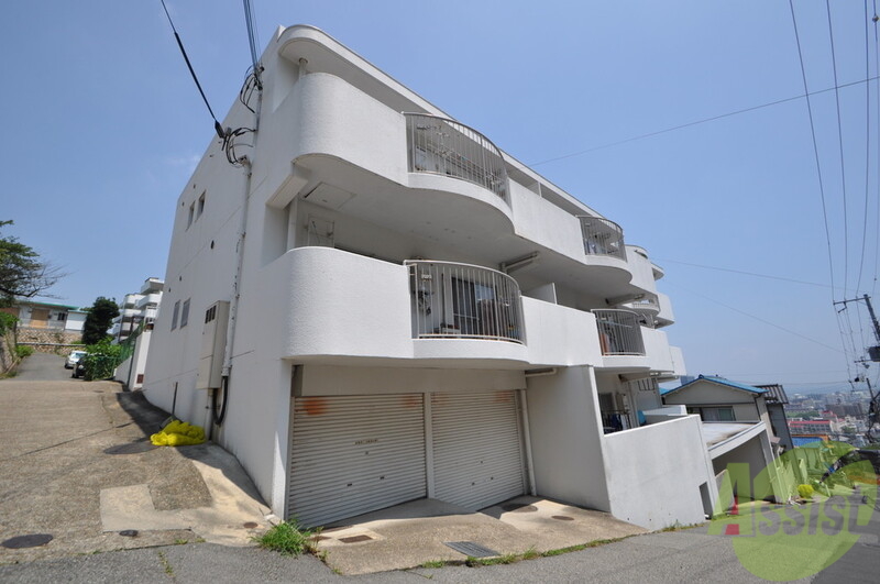 建物外観　閑静な住宅街にある、３階建てのキレイな建物です。