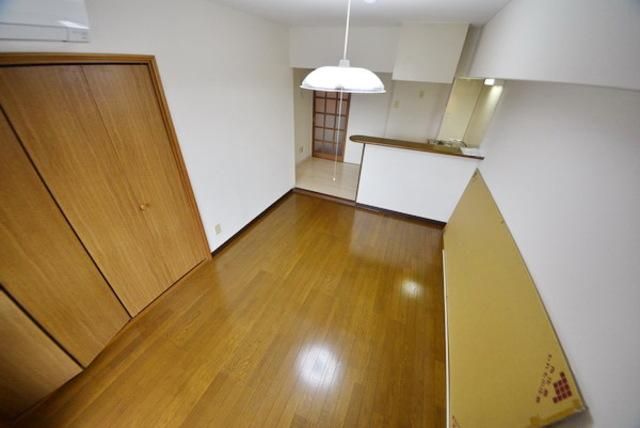 居室・リビング　カウンターキッチンで明るいお部屋です