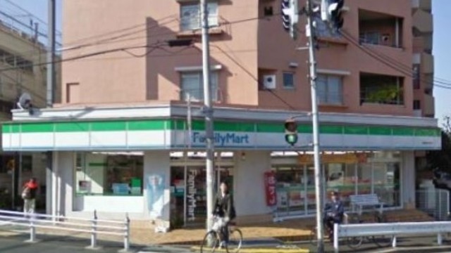コンビニ　ファミリーマート新宿弁天町店（コンビニ）まで79m