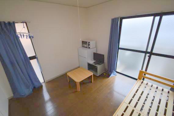 居室・リビング　白を基調とした内装でおしゃれで、落ち着ける空間です。
